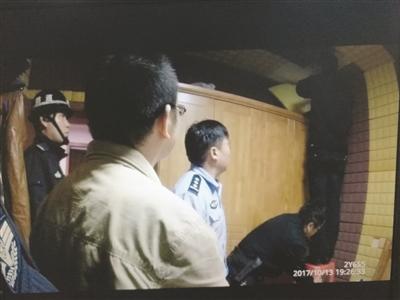 警方现场查获“震楼神器”。 警方现场查获“震楼神器”。